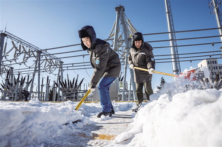 清扫积雪  保障巡视路径畅通